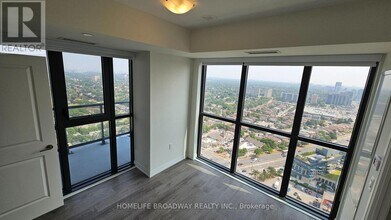 325 Yorkland Blvd in Toronto, ON - Building Photo - Building Photo