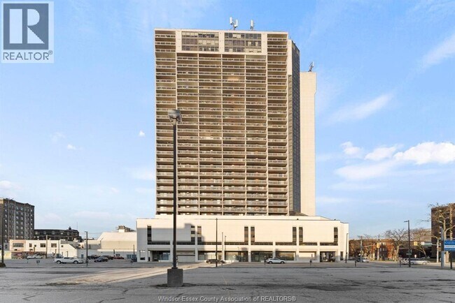 150 Park St W in Windsor, ON - Foto de edificio - Building Photo