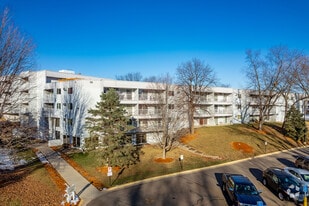 Canabury Pond in Little Canada, MN - Building Photo