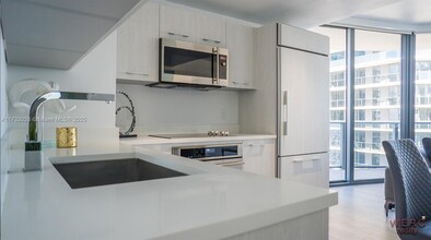 45 SW 9th St, Unit 2801 in Miami, FL - Building Photo - Building Photo