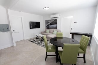 1002 NW 74th St in Miami, FL - Building Photo - Building Photo