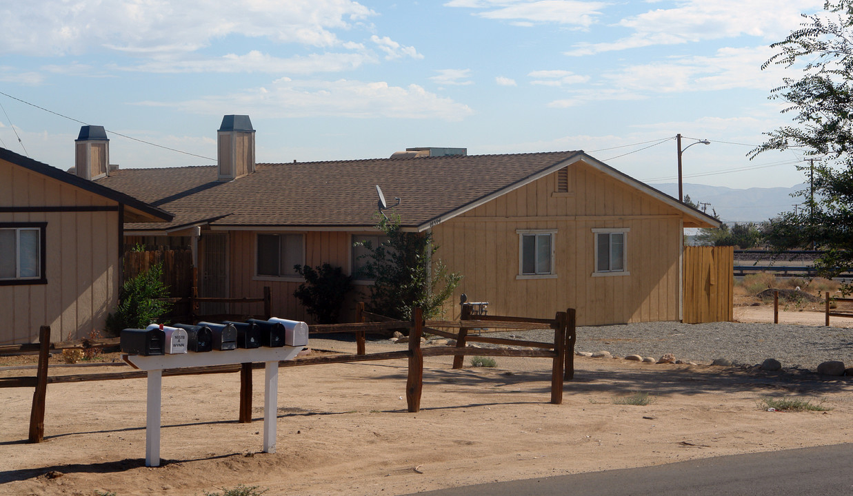 15594 Vine St in Hesperia, CA - Building Photo