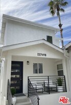 23749 Canyon Dr in Calabasas, CA - Building Photo