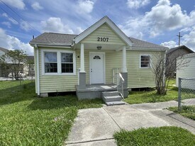 2107 Montesquieu St in Chalmette, LA - Building Photo
