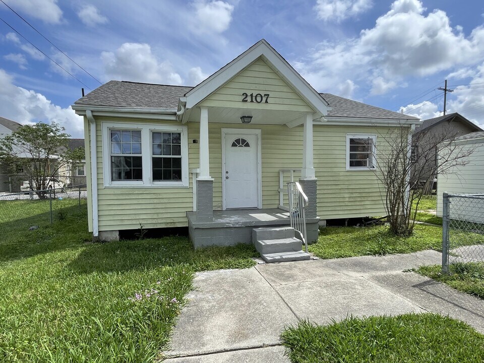 2107 Montesquieu St in Chalmette, LA - Building Photo