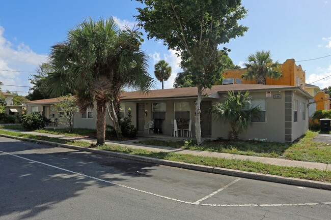 500 Douglass Ave in West Palm Beach, FL - Foto de edificio - Building Photo