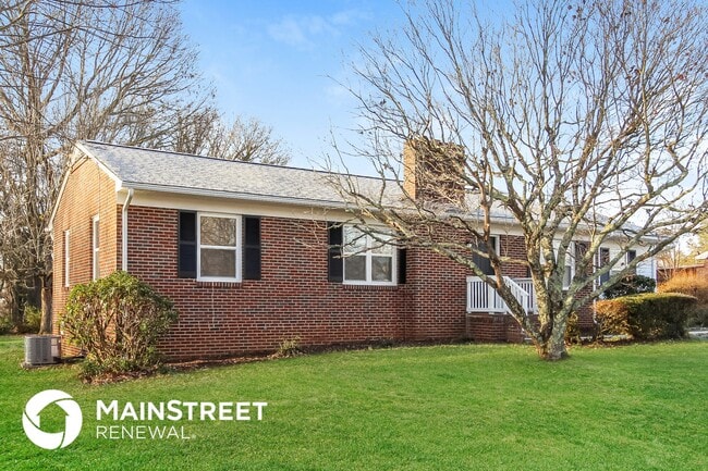 936 Rock Spring Dr in Winston-Salem, NC - Foto de edificio - Building Photo