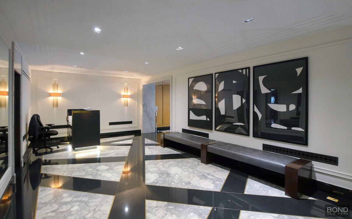 20 Fifth Avenue in New York, NY - Building Photo