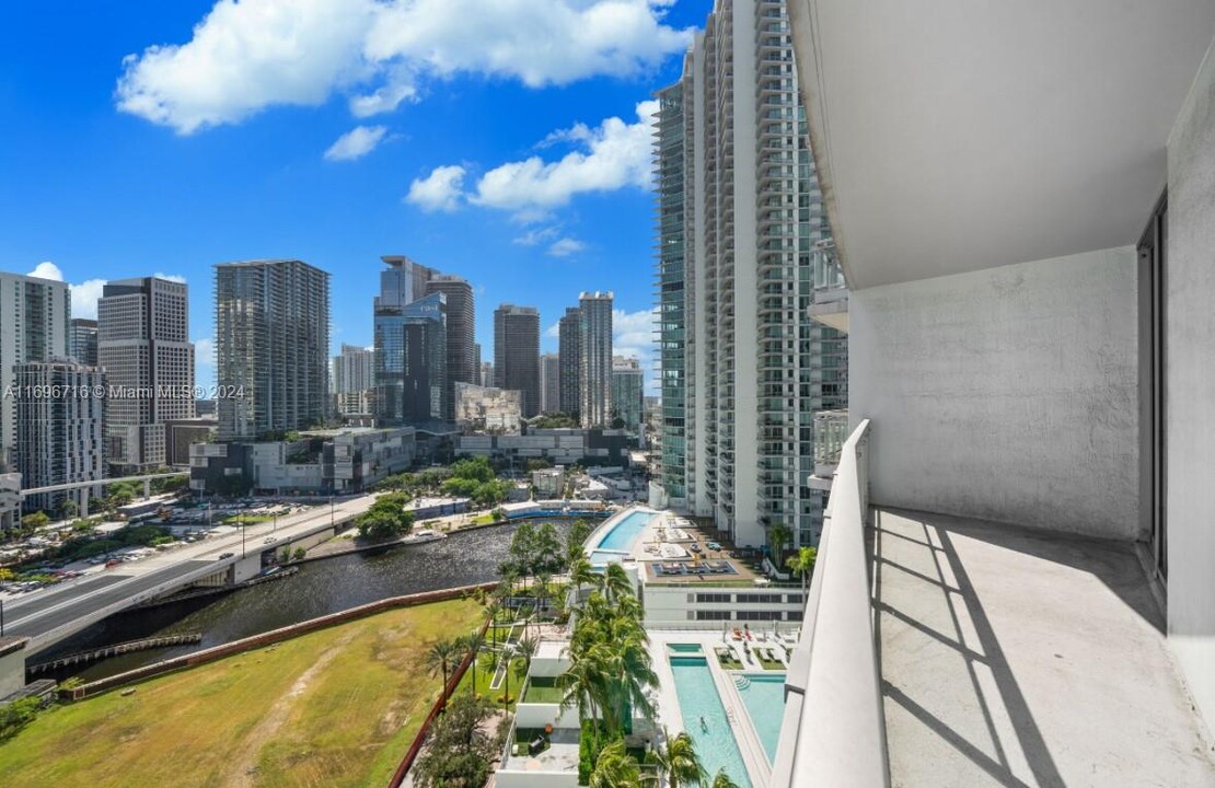 92 SW 3rd St, Unit 2104 in Miami, FL - Foto de edificio