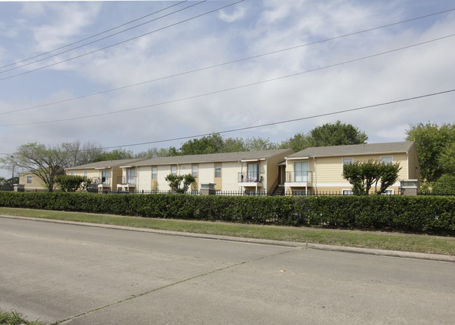 Vista Hollow Apartments in Pasadena, TX - Building Photo - Building Photo