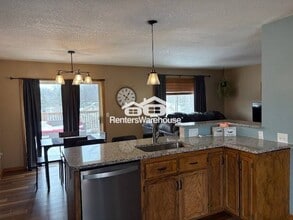 10815 Matthew Dr in Chisago City, MN - Foto de edificio - Building Photo