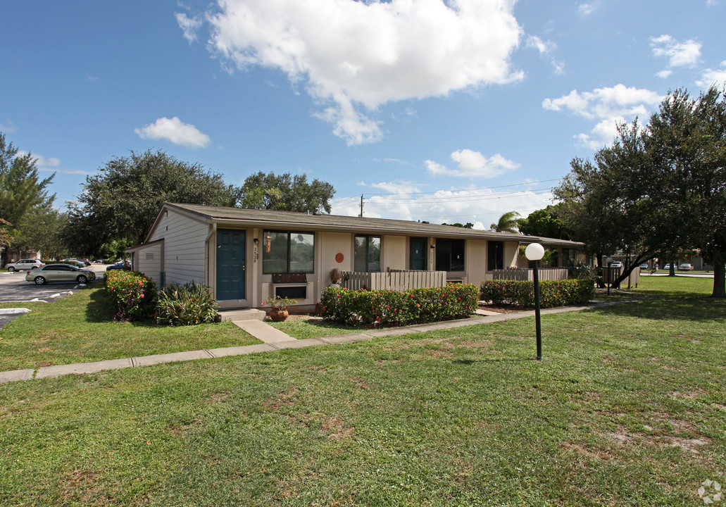 Holly Ridge in Hollywood, FL - Building Photo