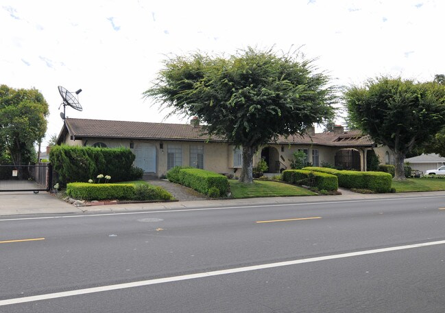 5941 S Land Park Dr in Sacramento, CA - Foto de edificio - Building Photo