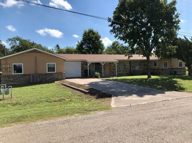 609 6th St, Unit 3 in Blanket, TX - Building Photo - Building Photo