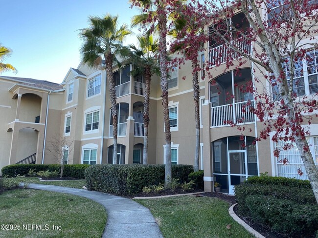 7990 Baymeadows Cir E in Jacksonville, FL - Foto de edificio - Building Photo