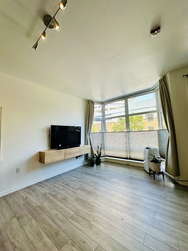 2801 1st Ave, Unit 205 in Seattle, WA - Foto de edificio - Building Photo