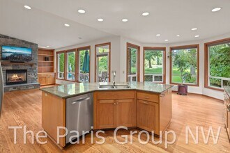 2532 Sahalee Dr W in Sammamish, WA - Building Photo - Building Photo