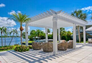 1906 Casey Key Rd in Nokomis, FL - Foto de edificio - Building Photo