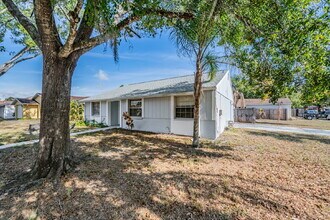 16001 Saddlestring Dr in Tampa, FL - Foto de edificio - Building Photo