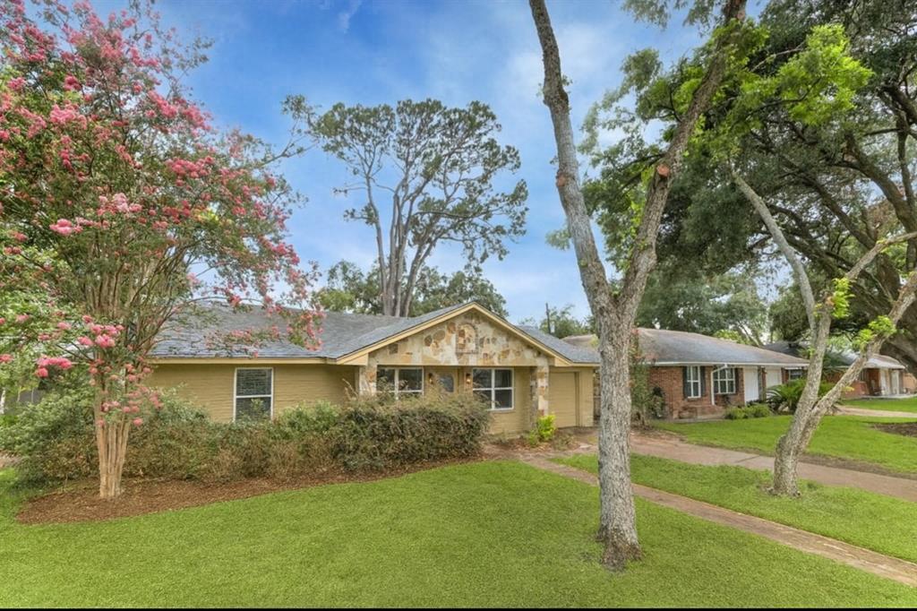5209 De Milo Dr in Houston, TX - Building Photo