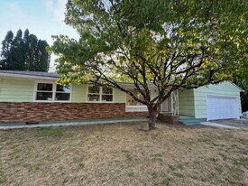 430 SE 153rd Ave in Portland, OR - Building Photo