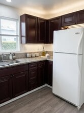 1527 NW 63rd St in Miami, FL - Foto de edificio - Building Photo