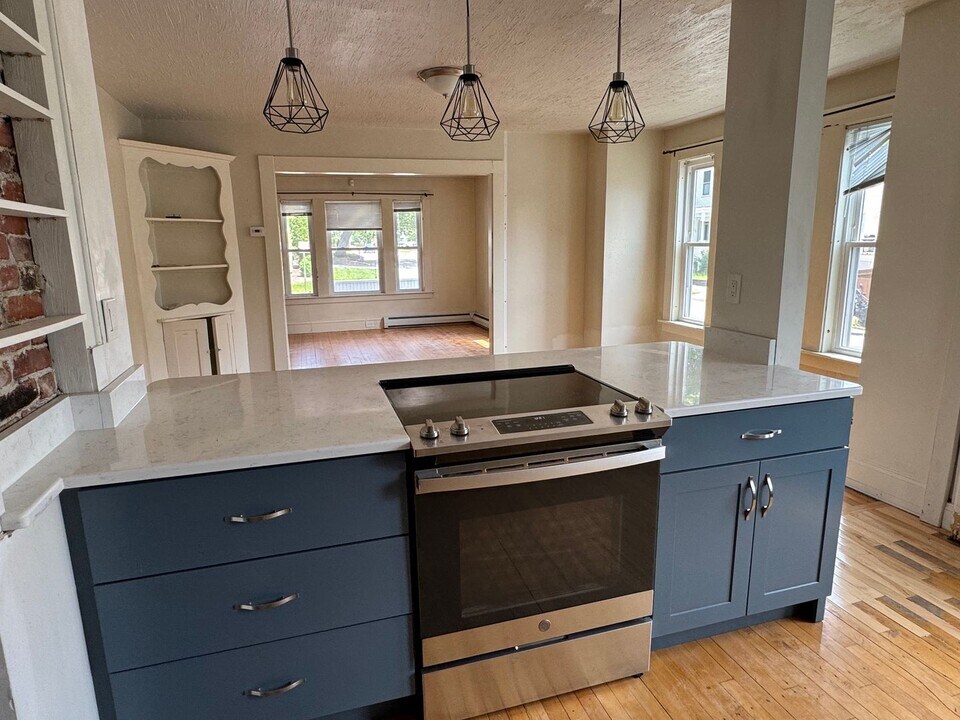 4 Hazel St in Manchester, NH - Building Photo