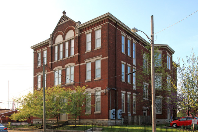 Salisbury Place in Louisville, KY - Foto de edificio - Building Photo