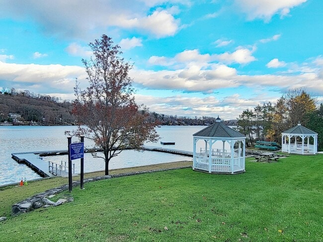 4 Candlewood Knolls Rd in New Fairfield, CT - Building Photo - Building Photo