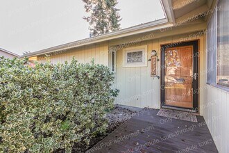 14210 SW Rochester Dr in Beaverton, OR - Building Photo - Building Photo