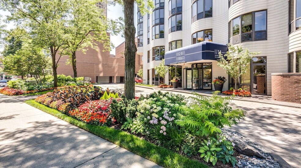 1730 N Clark St in Chicago, IL - Building Photo
