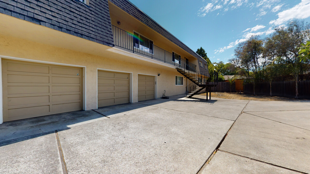 124 Wayne Ct E, Unit 124 in Redwood City, CA - Building Photo