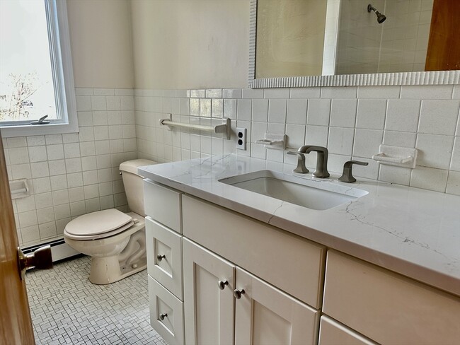 32 Forest St, Unit 1 in Watertown, MA - Foto de edificio - Building Photo