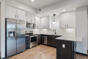 The Crest at Westhampton Commons in Richmond, VA - Building Photo