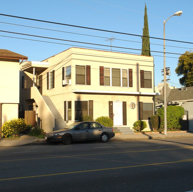 5241 Cahuenga Blvd in North Hollywood, CA - Foto de edificio - Building Photo
