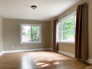 905 S Lincoln St in Bloomington, IN - Foto de edificio - Building Photo