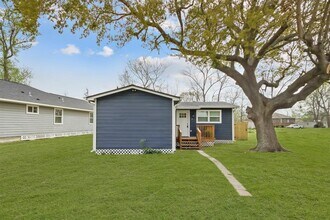 1809 Waco St in Dayton, TX - Building Photo - Building Photo