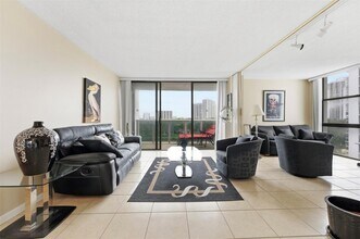 3675 N Country Club Dr, Unit 602 in Aventura, FL - Foto de edificio - Building Photo