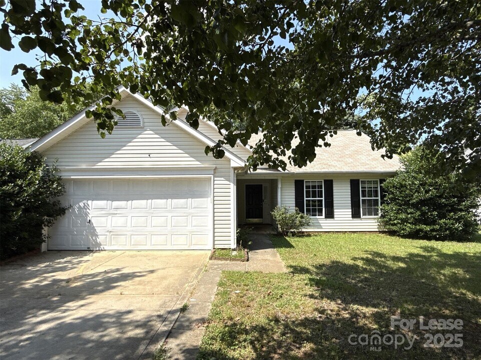 3025 Longspur Dr in Matthews, NC - Foto de edificio