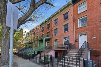 211 4th St in Jersey City, NJ - Building Photo - Building Photo