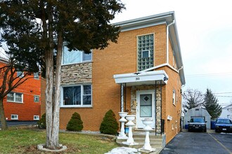 311 S Hale St in Addison, IL - Foto de edificio - Building Photo