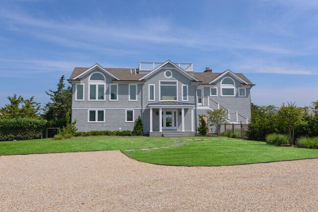 115 Dune Rd in Southampton, NY - Building Photo - Building Photo