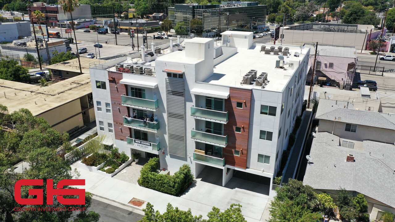 THE DEL in Woodland Hills, CA - Building Photo