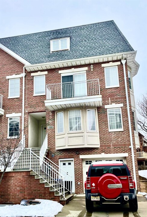 329 Soundview Ln in Queens, NY - Building Photo