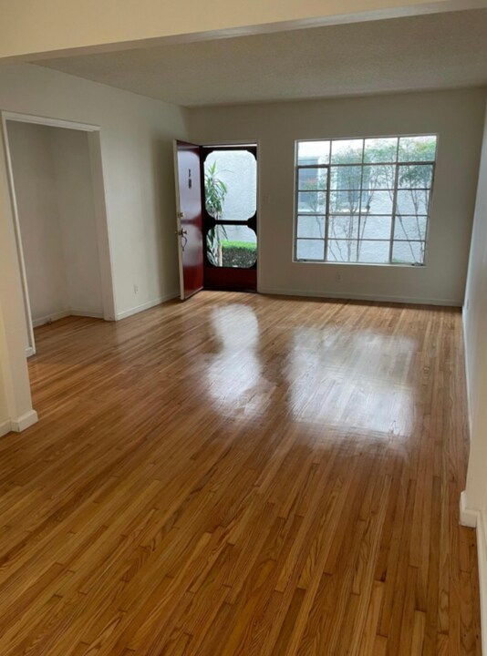 111 Bennett Ave-Unit -B in Long Beach, CA - Building Photo