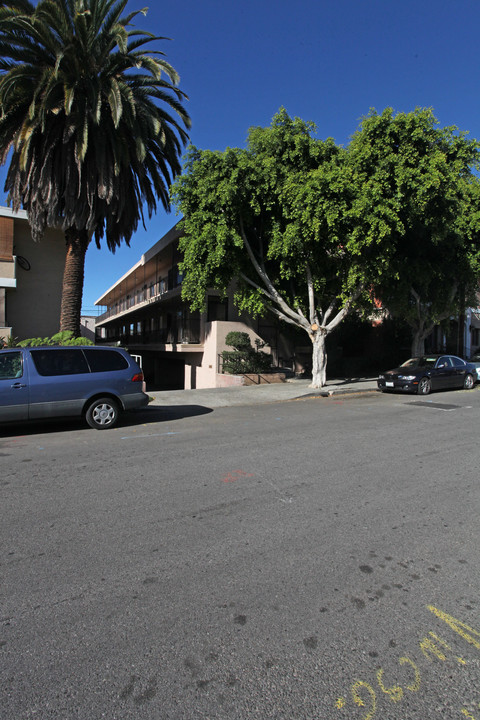 1835 N Alexandria Ave in Los Angeles, CA - Foto de edificio