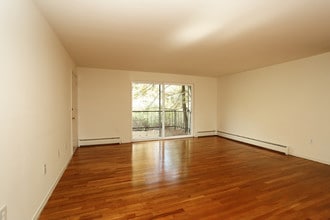 Lakeview Apartments in Farmington, CT - Building Photo - Interior Photo