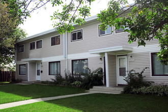 Lauderdale Manor in Edmonton, AB - Building Photo - Building Photo