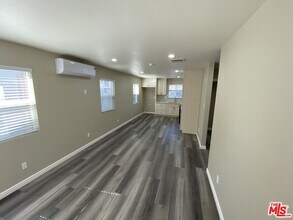 201 E 54th St in Los Angeles, CA - Building Photo - Building Photo