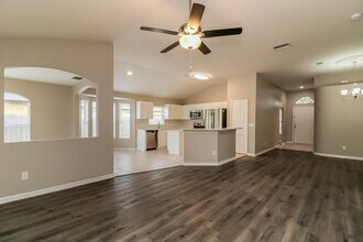 1465 Lake Shore Ranch Dr in Seffner, FL - Building Photo - Building Photo
